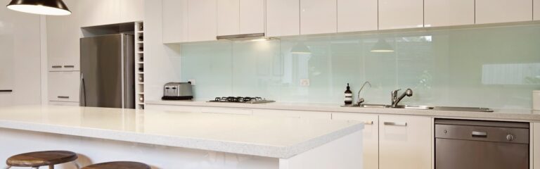 Weiße moderne Küche mit Glasfronten